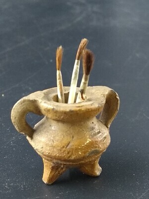 1960-0303-KPO-063a.jpg; 1960-0303-KPO/063; Aardewerken pot met 3 penselen.; miniaturen