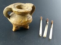 1960-0303-KPO-063b.jpg; 1960-0303-KPO/063; Aardewerken pot met 3 penselen.; miniaturen