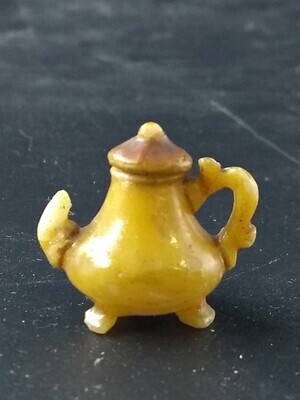 1960-0303-KPO-068a.jpg; 1960-0303-KPO/068; Geel glazen theepot.; miniaturen