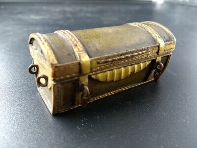 1960-0303-KPO-079a.jpg; 1960-0303-KPO/079; Geelkoperen kistkoffer.; miniaturen