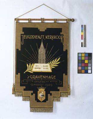 1981-0012-HHI.jpg; 1981-0012-HHI/a-b; Vaandel Jeugddienst-kerkkoor 1949, hangend aan stok.; vaandels