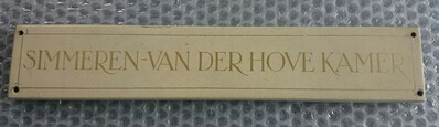1981-0036-HHI.jpg; 1981-0036-HHI; Langwerpig ivoorkleurig houten naambord met tekst in gouden letters: SIMMEREN-VAN DER HOVE KAMER.; naamplaten