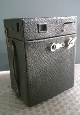 1985-0004-HHI.jpg; 1985-0004-HHI; Fototoestel, Kodak-boxje.; fotografische uitrusting