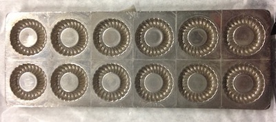 1988x0016-HHI.jpg; 1988x0016-HHI; IJzeren chocoladevorm voor twaalf chocoladekransjes.; bakvormen