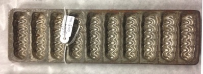 1988x0019-HHI.jpg; 1988x0019-HHI; Ijzeren chocoladevorm voor 10 langwerpige chocolaatjes.; bakvormen