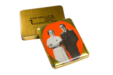 1997-0014-HHI.jpg; 1997-0014-HHI/a-b; Blikje voor snoepjes van Van Melle met op het deksel een portret van prinses Juliana en prins Bernhard.; blikken (houders)