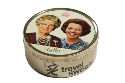 1997-0120-HHI.jpg; 1997-0120-HHI/a-b; Blik voor snoepjes naar aanleiding van de kroonsovername door koningin Beatrix van haar moeder prinses Juliana.; blikken (houders)