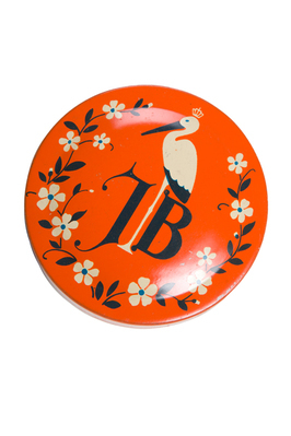 1997-0357-HHI.jpg; 1997-0357-HHI/a-b; Doos met deksel met letters J en B en afgebeeld een ooievaar ter gelegenheid van de geboorte van een kind van Juliana en Bernhard.; blikken (houders)