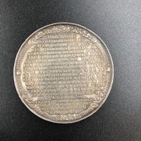 19fe42bc-f615-45b8-b899-432ab1937fb3.jpg; 0000-0082-PEE/1; De grote vergadering van de Staten Generaal na de dood van Willem II te 's Gravenhage gehouden; onderscheidingen (eretitels)