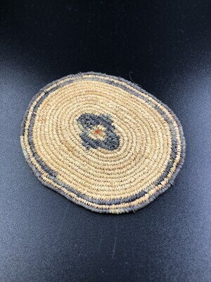 1a4d857a-4643-4791-b84b-68fac208b88d.jpg; 1960-0284-KPO/098/1; Ovale mat van naturel en zwart raffia in spiraalvorm gevlochten; vloerkleed