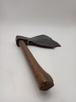 1adddd99-eeee-4c0a-a8f3-405385391e78.jpg; 047; Bijl met houten steel; bijl