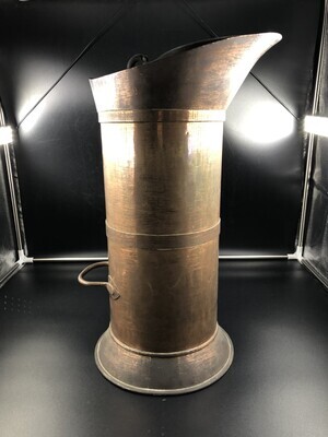 1b520342-c636-4de2-9be3-ae7b66403020.jpg; 2001-0023-HHI; Koperen maatbeker van de Oudheidkamer van het IJkwezen vervaardigd door H. Krabbe en Zoon.
; voedselverwerkingsuitrusring