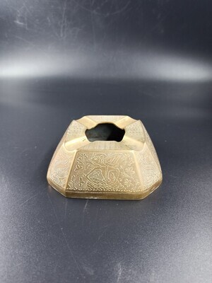 1b9a2d94-7423-4ec7-8db8-601fd672019e.jpg; 2020-0006-MMO; Goudkleurige asbak met Oosterse decoratie; asbakken