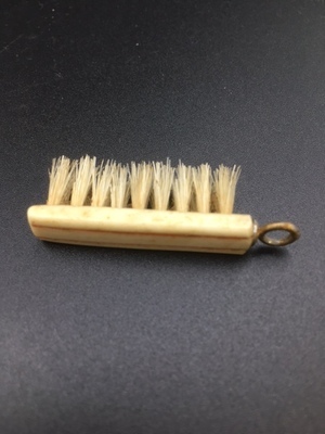 1bbe2241-2da5-41c8-9d21-b03bd3e910c5.jpg; 1960-0000-KPO/005; Smalle borstel met ophang ring; borstel