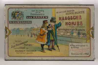 1d9f47a2-4c37-4fd3-b412-880375b29de2.jpg; 1980-0049-HHI; Blikken doos voor Haagse Hopjes van de firma P. Nieuwerkerk & Zn. Erve van Haaren.; dozen (houders)
