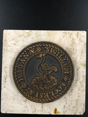 1e0e2cfe-4c7e-4a4d-b85f-7460fd1f4d99.jpg; 2002-0041-HHI; Presse-papier met het zegel van de hervormde gemeente Den Haag.; presse-papiers