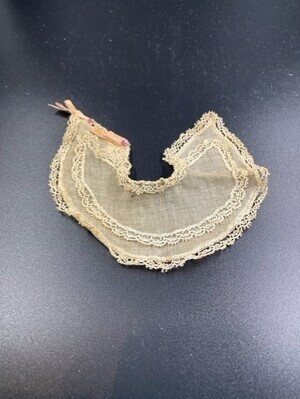 1e68c3a1-0648-4f7c-a7d8-412ee6375cba.jpg; 1960-0274-KPO/042; Kraag van katoen en kant; kraag