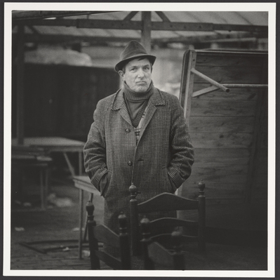 1f272bc1-65d0-4561-8094-b75c53449b13.jpg; 2023-0112-PRE; De 'stoelenman' op de markt in de Herman Kosterstraat, Den Haag; portretten