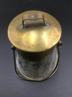 1f292622-37c4-4512-8d3a-e1c792815c05.jpg; 1960-0276-KPO/003; Doofpot met deksel en hengsel; doofpot