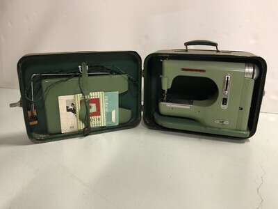 1f4ec88e-0a43-422a-bd41-99da107a5e47.jpg; 0000-0806-HHI/a-b; Groene fridor naaimachine in koffer; gebruiksvoorwerp