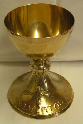 2006x0024-OME.jpg; 2006x0024-OME/a; Verguld zilverenen miskelk met afgebeeld de gekruisigde Christus en het woord 'Salvator'.; miskelken