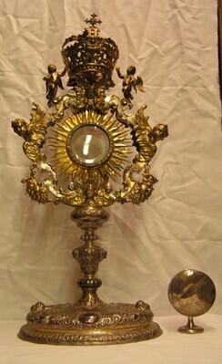 2006x0029-OME.jpg; 2006x0029-OME; Deels vergulde monstrans met cherubkopjes, putti, bladmotieven, rozetten, bloemen, guirlandes en parelrandjes.; monstransen