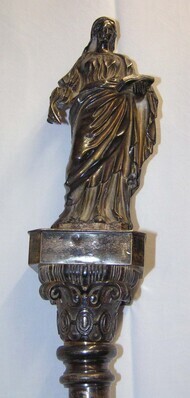 2006x0035-OME.jpg; 2006x0035-OME; Processiestaf met beeldje van H. Teresia van Avila; processiestaf