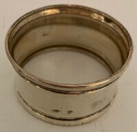 2010-0007v-MMO.jpg; 2010-0007-MMO; Stalen servetring afkomstig uit het Ziekenhuis Bronovo; eet- en drinkgerei