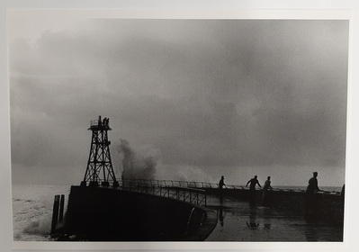 2010-0012-PRE.jpg; 2010-0012-PRE; Naar de storm kijken op de pier; fotografie