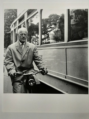 2010-0015-PRE.jpg; 2010-0015-PRE; Man fietst naast de tram; fotografie