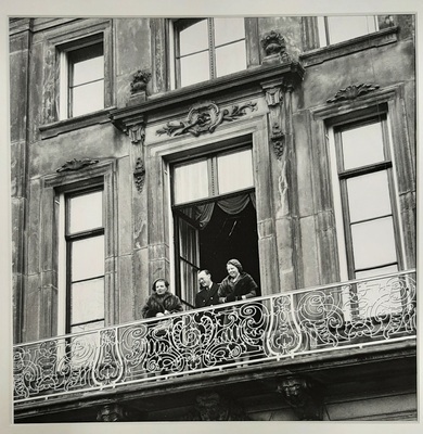 2010-0111-PRE.jpg; 2010-0111-PRE; Koningin Juliana, prins Bernhard en prinses Beatrix op het balkon van het paleis Lange Voorhout; fotografie