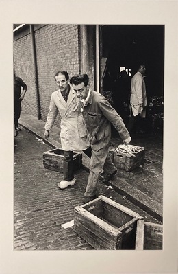 2010-0119-PRE.jpg; 2010-0119-PRE; Twee mannen verlaten de visafslag in Scheveningen; fotografie