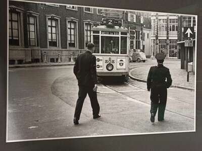 2010-0121-PRE.jpg; 2010-0121-PRE; Twee mannen bij een tram; fotografie