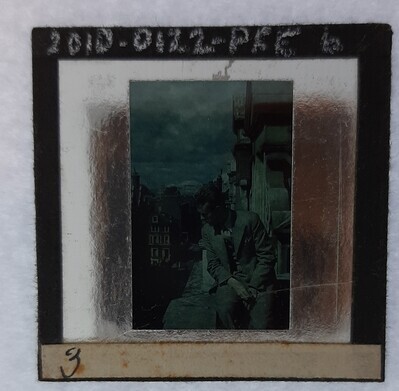 2010-0122-PRE-b.jpg; 2010-0122-PRE/b; Bill Berssenbrugge op een dak
; stereofoto's