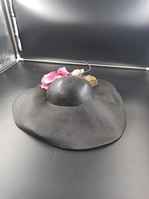 2011-0001-MWEa.jpg; 2011-0001-MWE; Zwarte hoed met brede rand; hoeden