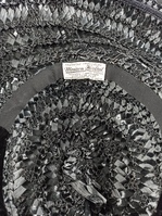 2011-0002-MWEb.jpg; 2011-0002-MWE; Zwarte hoed met bloemen en gaas; hoeden