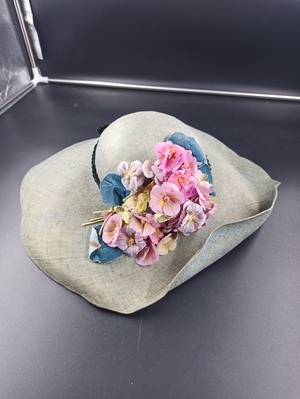 2011-0003-MWE.jpg; 2011-0003-MWE; Groene hoed met bloemen; hoeden