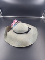 2011-0003-MWEa.jpg; 2011-0003-MWE; Groene hoed met bloemen; hoeden