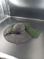 2011-0004-MWEa.jpg; 2011-0004-MWE; Zwarte hoed met veren; hoeden