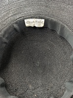 2011-0004-MWEb.jpg; 2011-0004-MWE; Zwarte hoed met veren; hoeden