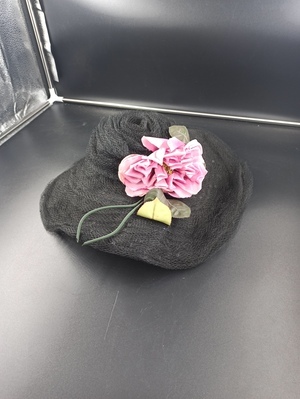 2011-0005-MWE.jpg; 2011-0005-MWE; Zwarte hoed met rose bloem; hoeden