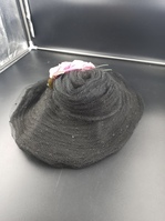 2011-0005-MWEa.jpg; 2011-0005-MWE; Zwarte hoed met rose bloem; hoeden