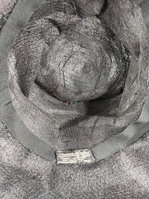 2011-0005-MWEb.jpg; 2011-0005-MWE; Zwarte hoed met rose bloem; hoeden