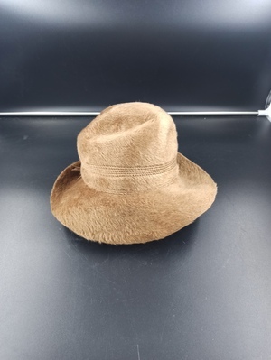 2011-0006-MWE.jpg; 2011-0006-MWE; Hoed van bruin imitatiebont; hoeden