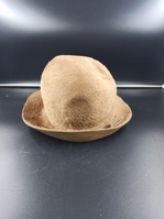 2011-0006-MWEa.jpg; 2011-0006-MWE; Hoed van bruin imitatiebont; hoeden