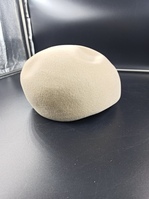 2011-0007-MWEa.jpg; 2011-0007-MWE; Hoed van een lichtbruin vilt; hoeden