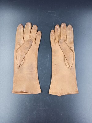 2011-0011-MWE.jpg; 2011-0011-MWE; Een paar leren handschoenen; handschoenen