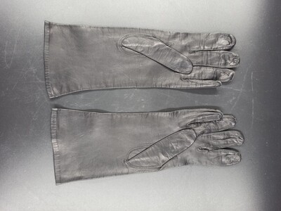 2011-0013-MWE.jpg; 2011-0013-MWE; Een paar leren handschoenen; handschoenen