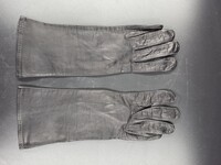 2011-0013-MWEa.jpg; 2011-0013-MWE; Een paar leren handschoenen; handschoenen