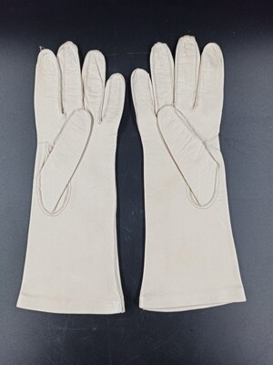 2011-0014-MWE.jpg; 2011-0014-MWE; Een paar leren handschoenen; handschoenen